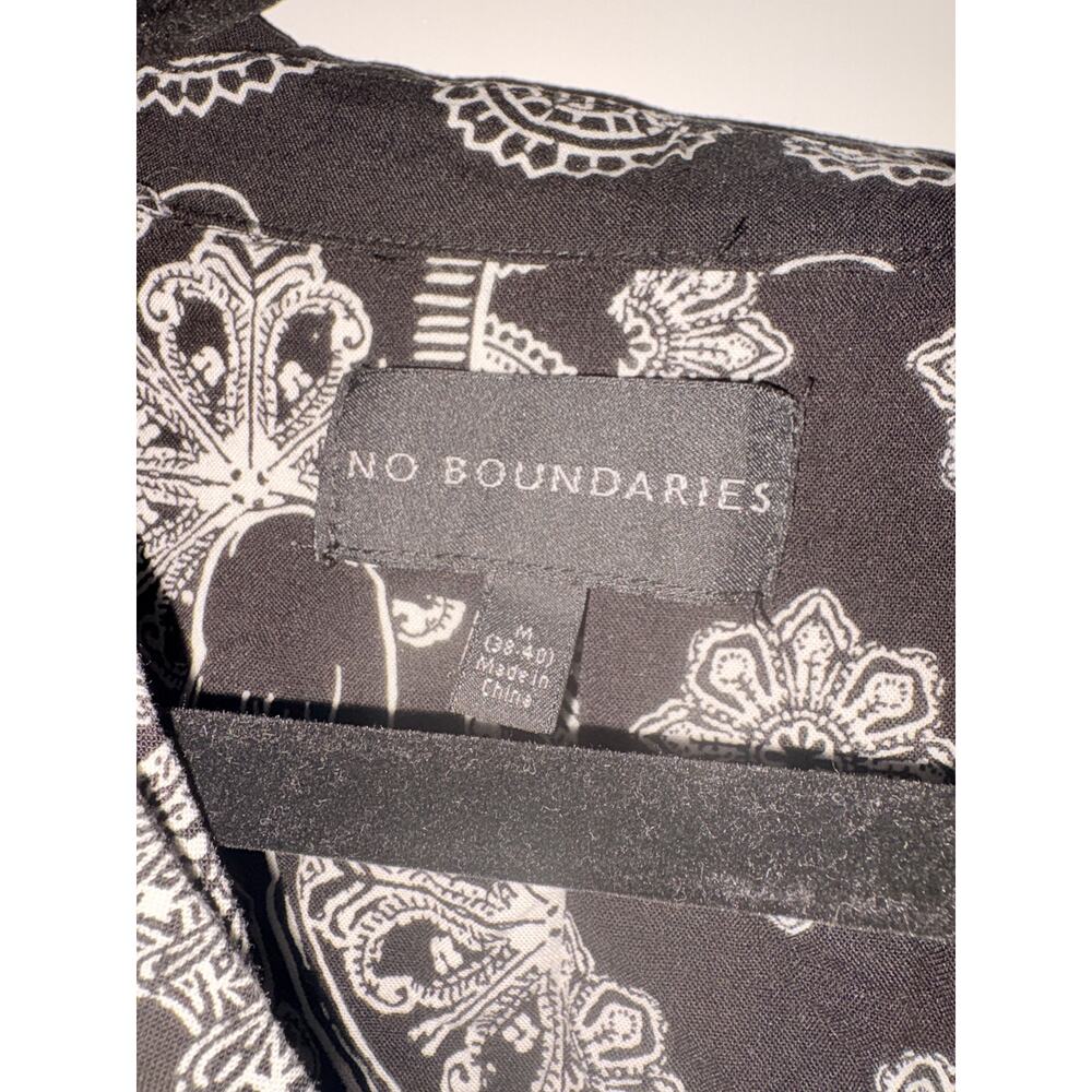 No Boundaries M Men's Black White Bandana Print Short Sleeve Shirt - Picture 5 of 8